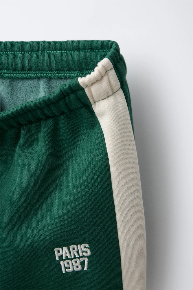 PANTALON DE JOGGING AVEC INSCRIPTION BRODÉE