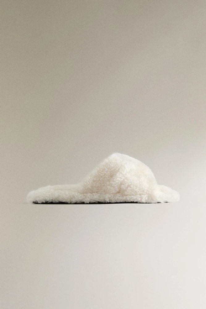 CHAUSSONS CROISÉS EFFET PEAU D’AGNEAU