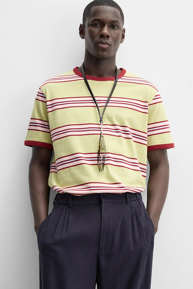 T-SHIRT À RAYURES CONTRASTÉES