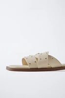 SANDALES PLATES CROISÉES À CLOUS