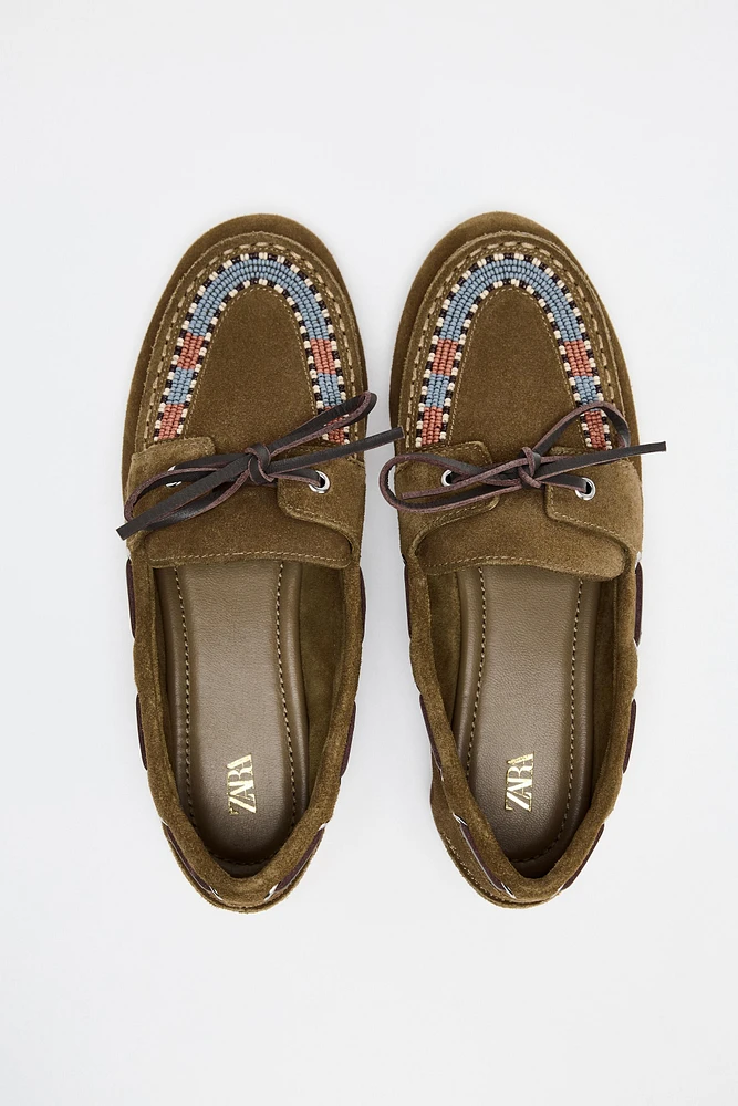 MOCASSINS EN CROÛTE DE CUIR BRODÉS
