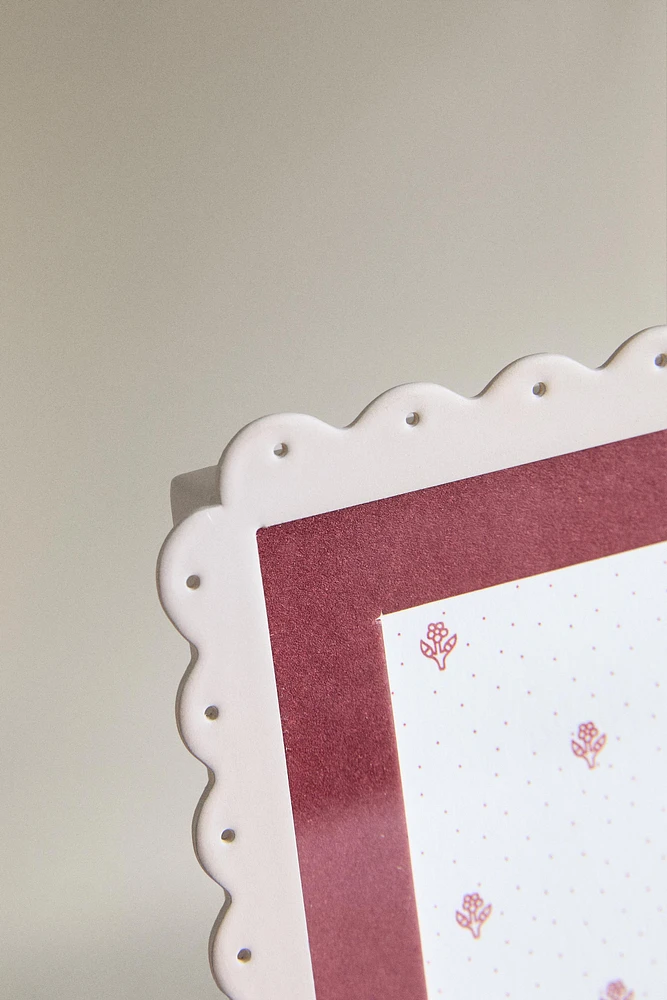 CHILDREN’S METAL PICTURE FRAME WITH WAVY EDGE