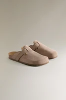 LEATHER CLOGS WITH STRAP