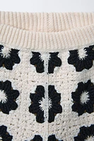 PANTALON EN MAILLE À FLEURS AU CROCHET