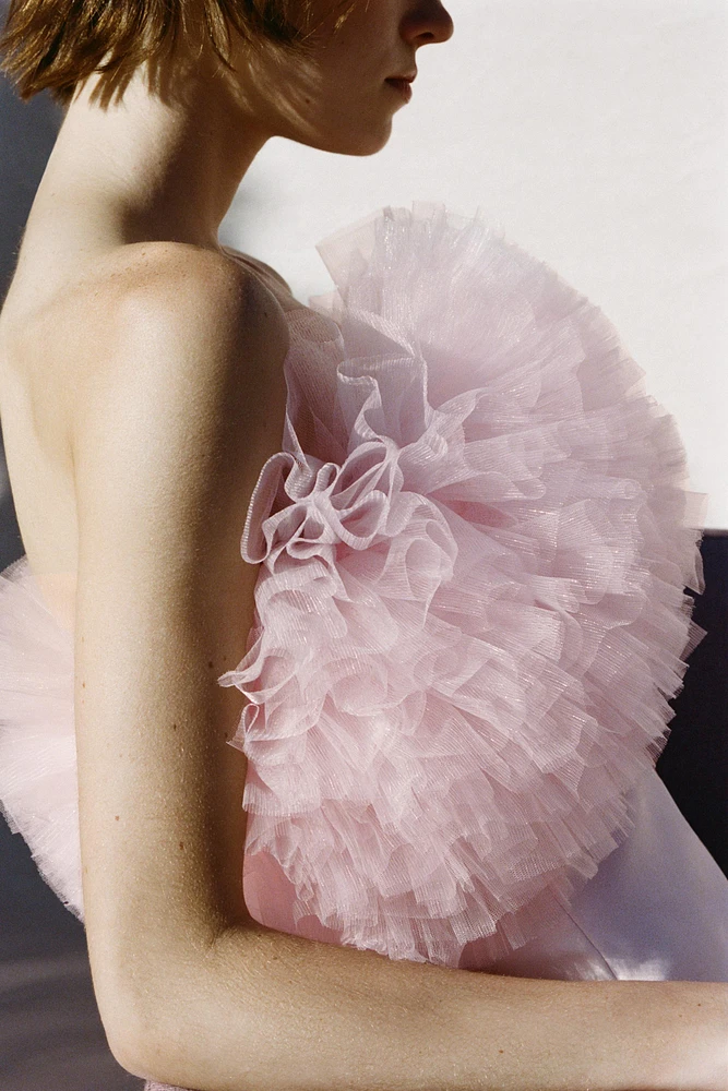 ROBE COURTE EN TULLE À VOLUME