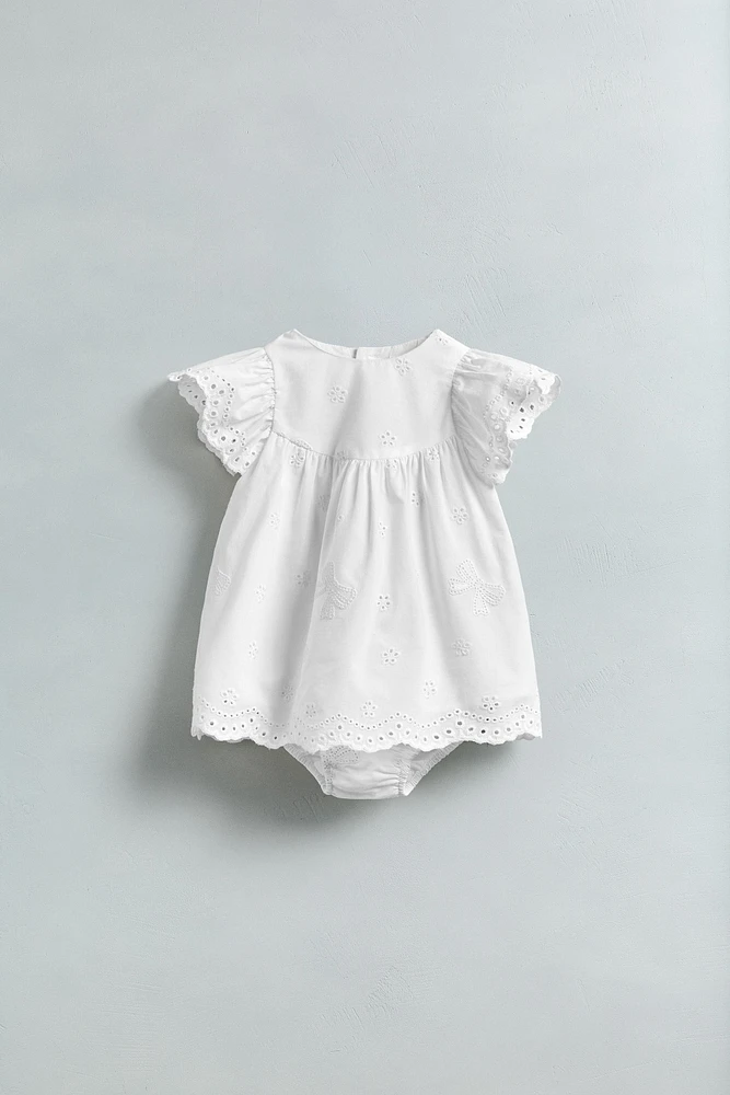 ROBE BRODÉE À LACETS AVEC CULOTTE