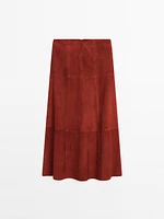 Jupe midi évasée en cuir finition daim