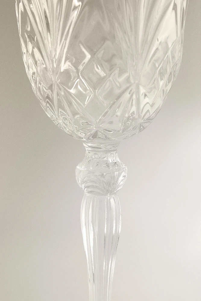 ENGRAVED CRYSTALLINE WINE GLASS