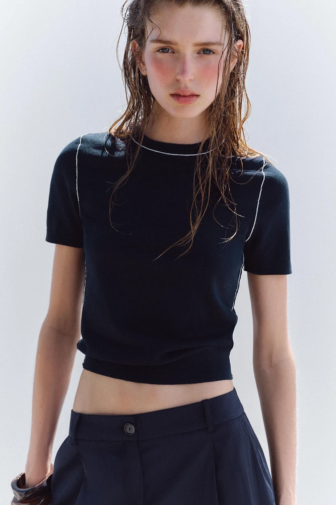 TRIMMED SHORT SLEEVE KNIT TOP