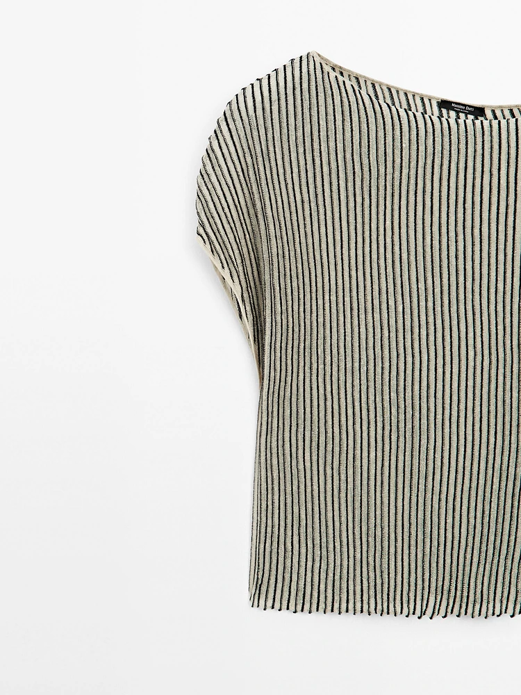 Loose-fitting pleated top with flecked detail