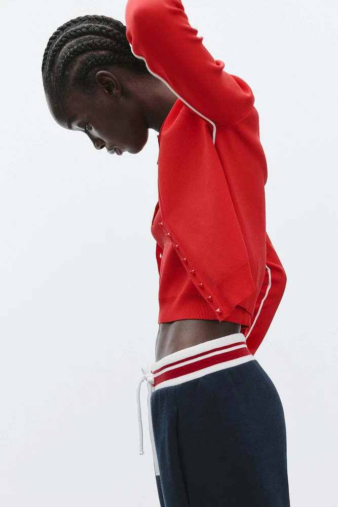 GILET EN MAILLE À LISERÉS LATÉRAUX