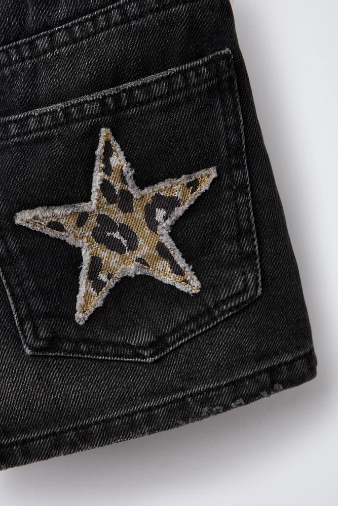 SHORT EN DENIM AVEC PIÈCES ÉTOILES ANIMAL PRINT