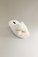 CHAUSSONS CROISÉS EFFET PEAU D’AGNEAU