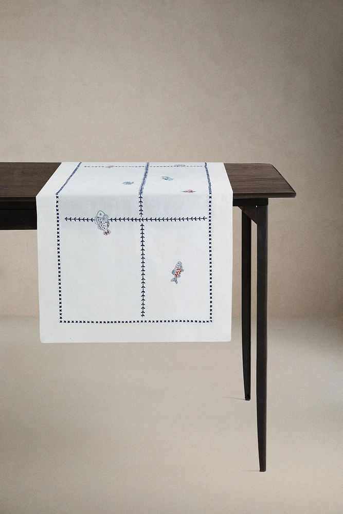 CHEMIN DE TABLE BRODERIE POISSONS