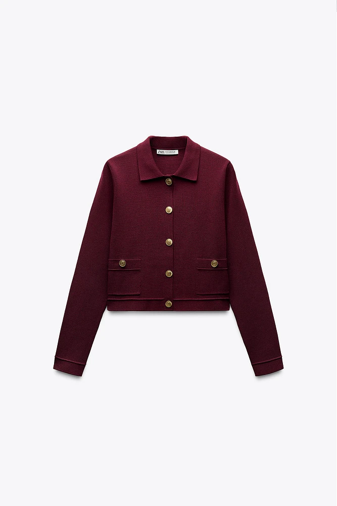 GILET EN MAILLE À BOUTON DORÉ