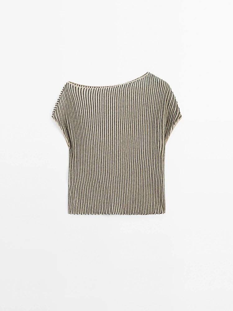 Loose-fitting pleated top with flecked detail