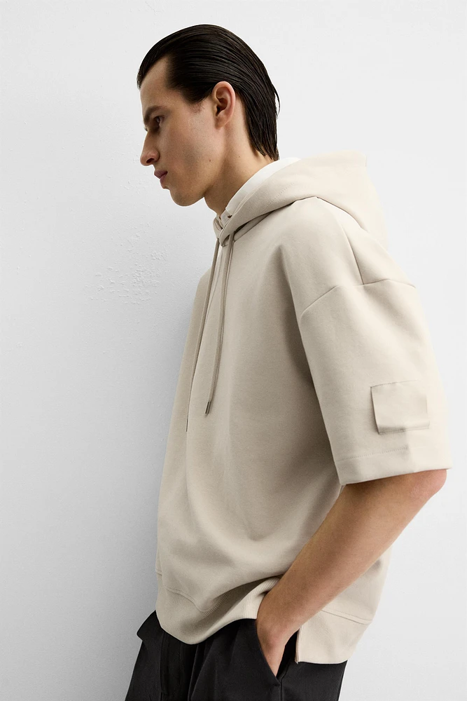 SWEAT TECHNIQUE À CAPUCHE