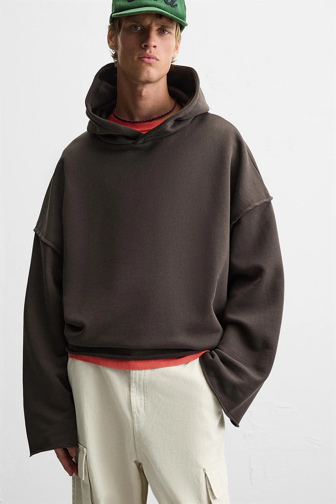 SWEAT À CAPUCHE ET COUPE CARRÉE