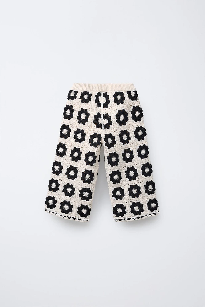 PANTALON EN MAILLE À FLEURS AU CROCHET