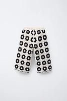 PANTALON EN MAILLE À FLEURS AU CROCHET