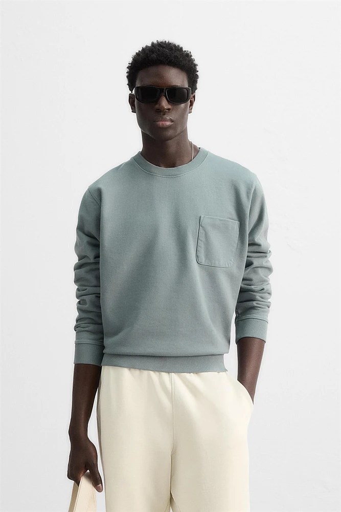 CREW NECK POCKET SWEATSHIRT