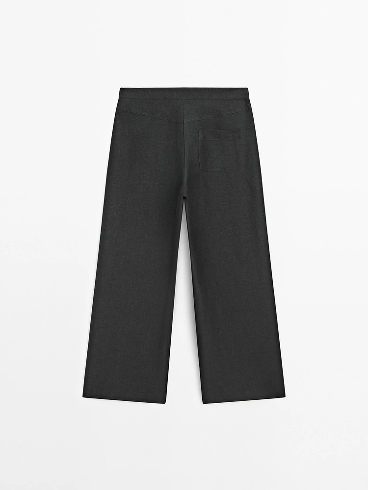 Pantalon large et fluide coutures apparentes