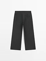 Pantalon large et fluide coutures apparentes