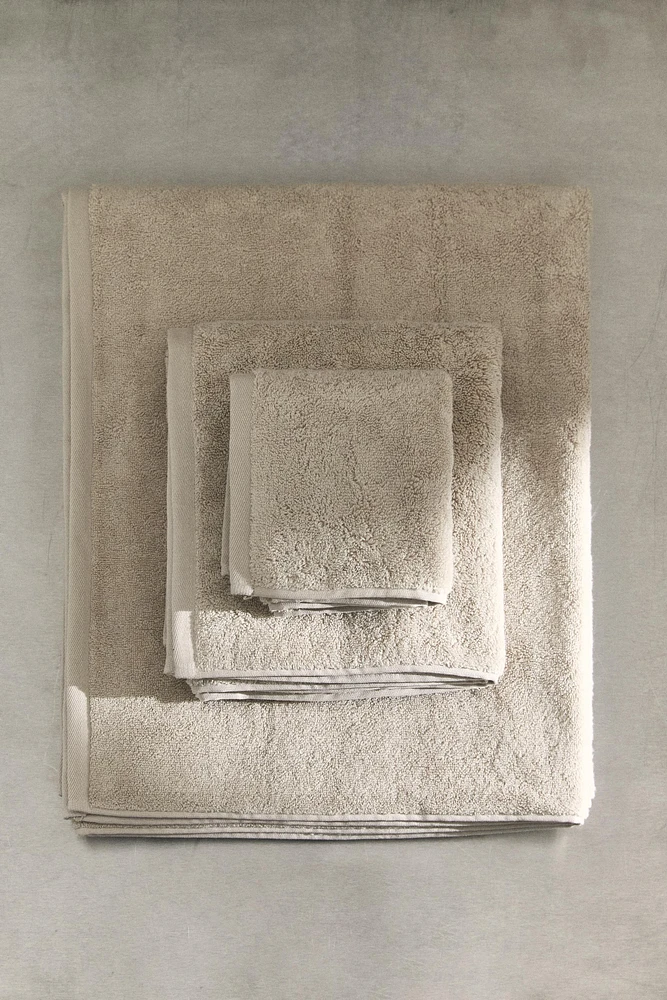 (700 GXM²) SERVIETTE DE BAIN COTON EXTRA-DOUX