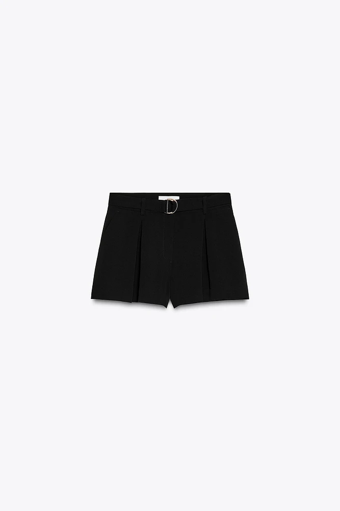 SHORT À PINCES ET CEINTURE
