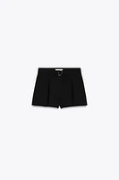 SHORT À PINCES ET CEINTURE