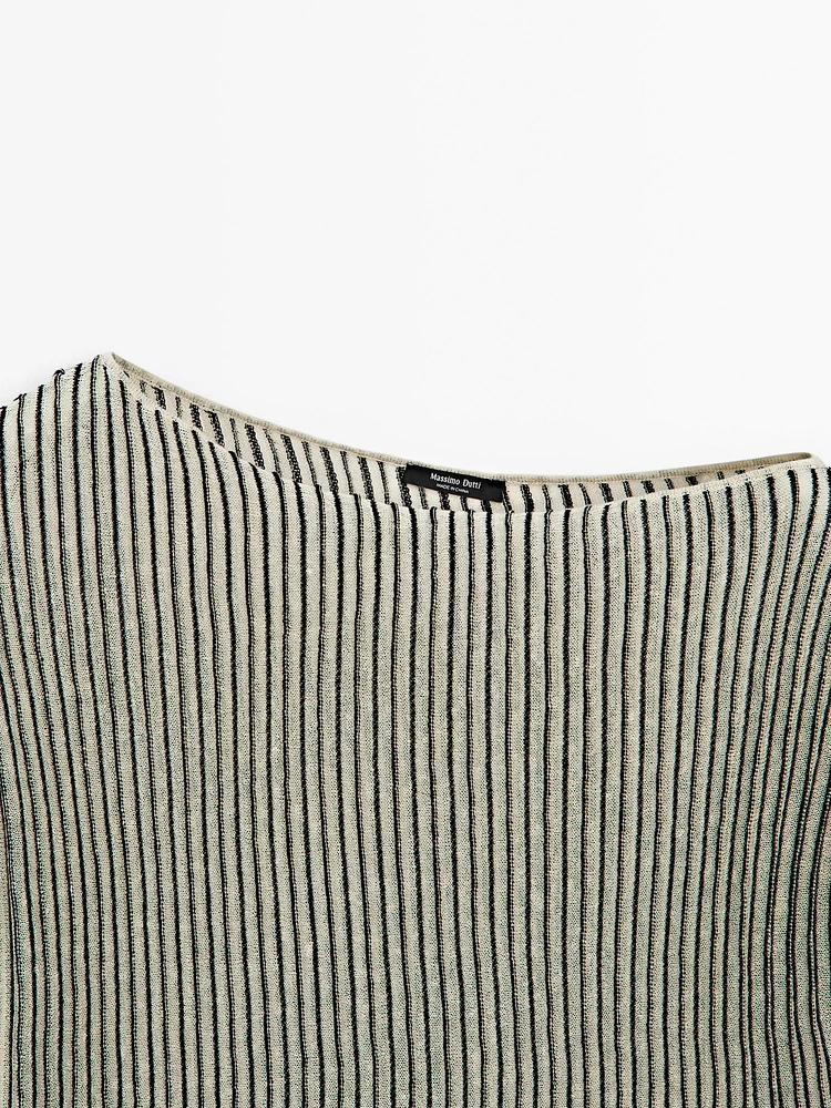Loose-fitting pleated top with flecked detail