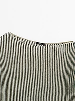 Loose-fitting pleated top with flecked detail