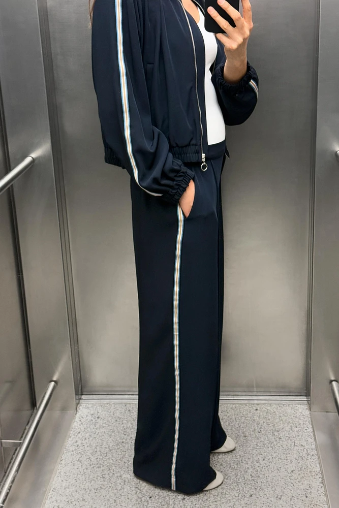 PANTALON À JAMBES LARGES ET BANDE LATÉRALE