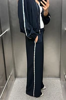 PANTALON À JAMBES LARGES ET BANDE LATÉRALE