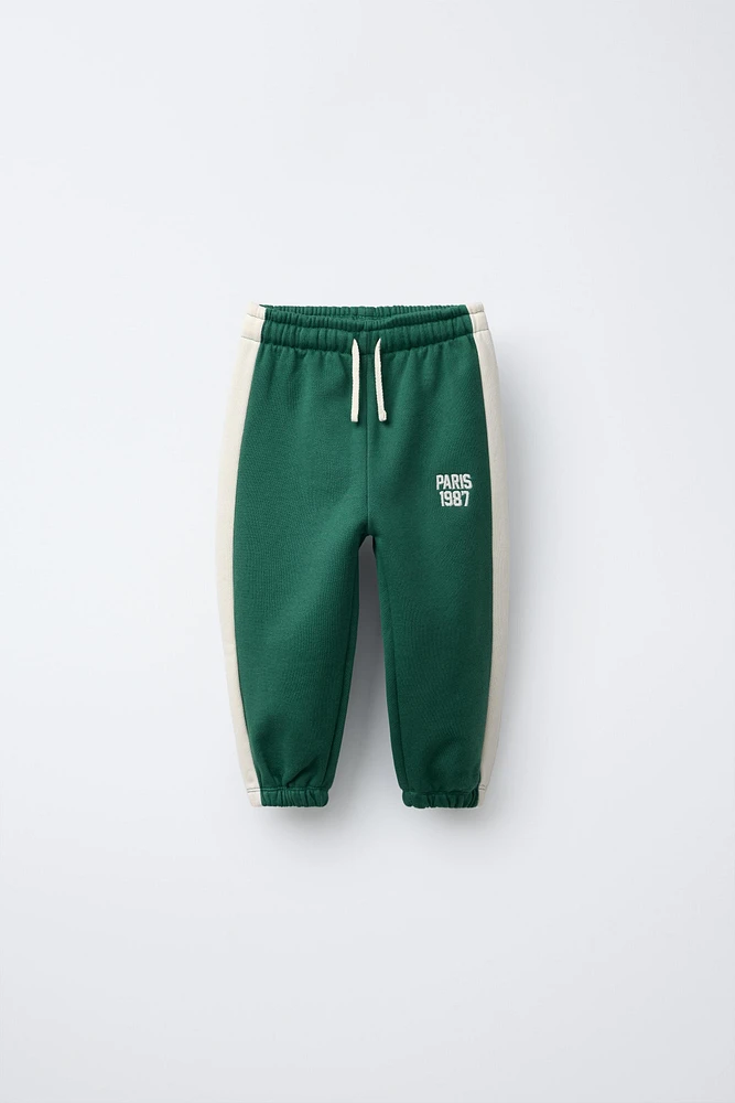 PANTALON DE JOGGING AVEC INSCRIPTION BRODÉE
