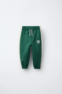 PANTALON DE JOGGING AVEC INSCRIPTION BRODÉE