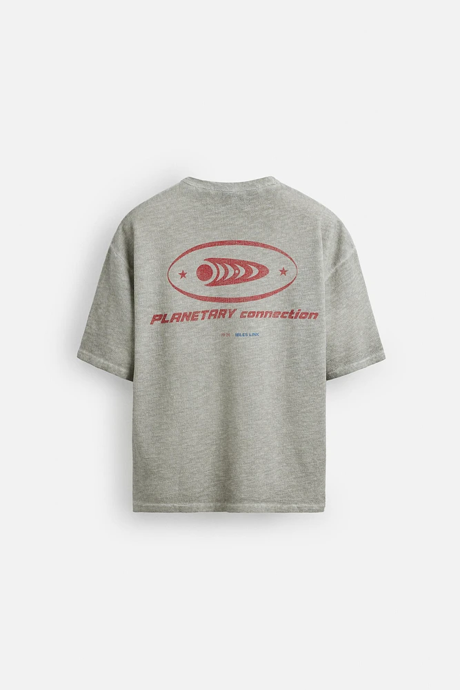T-SHIRT EN MAILLE À IMPRIMÉ MATIÈRES VARIÉES