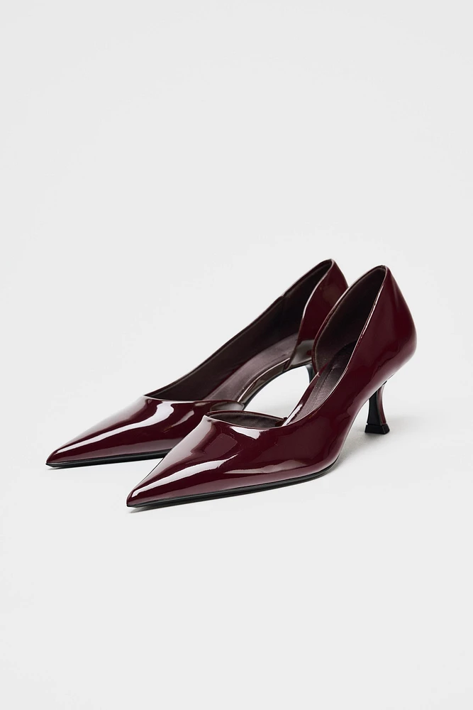 CHAUSSURES À TALONS ASYMÉTRIQUES