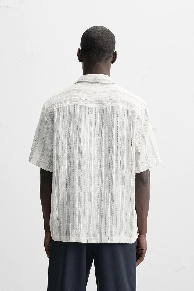 CHEMISE À TEXTURE AVEC RAYURES