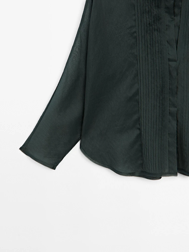 Loose-fitting shirt with pintuck detailing