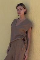 TEXTURED TIE TOP