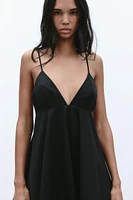 ROBE COURTE À BRETELLES