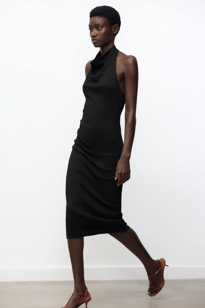 ROBE MI-LONGUE AVEC ENCOLURE AMÉRICAINE