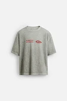 T-SHIRT EN MAILLE À IMPRIMÉ MATIÈRES VARIÉES