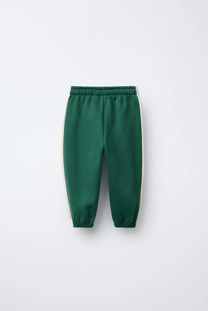 PANTALON DE JOGGING AVEC INSCRIPTION BRODÉE