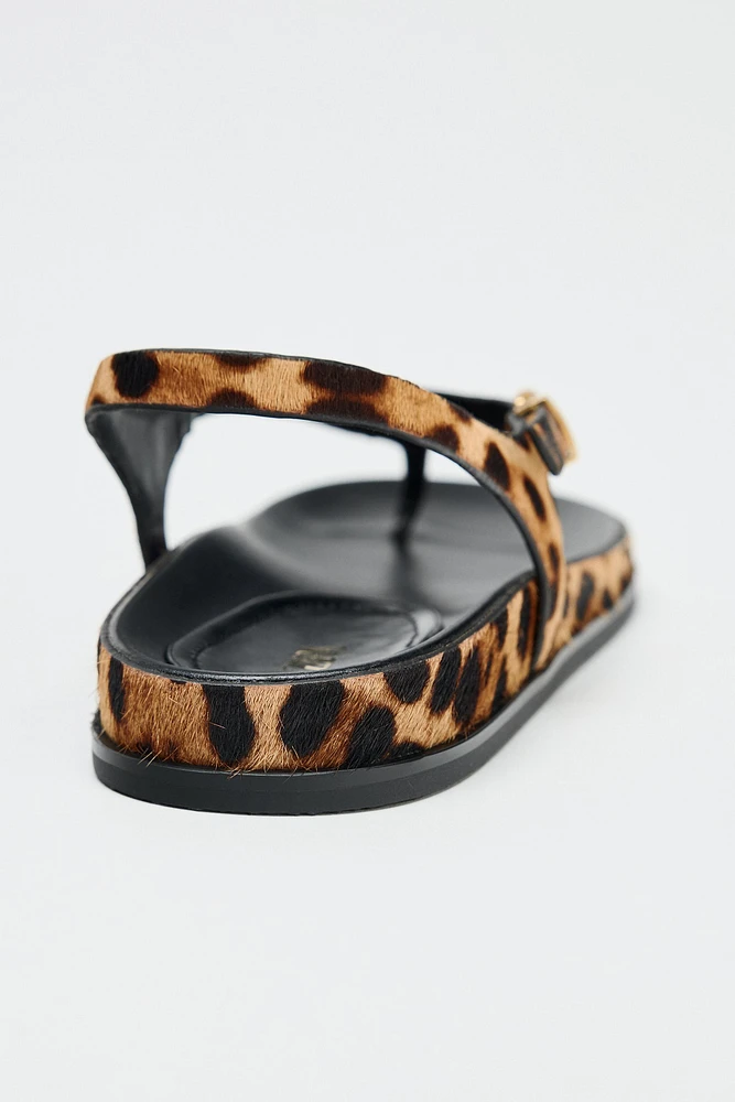 SANDALES  EN CUIR AVEC EFFET FOURRURE ET IMPRIMÉ ANIMALIER