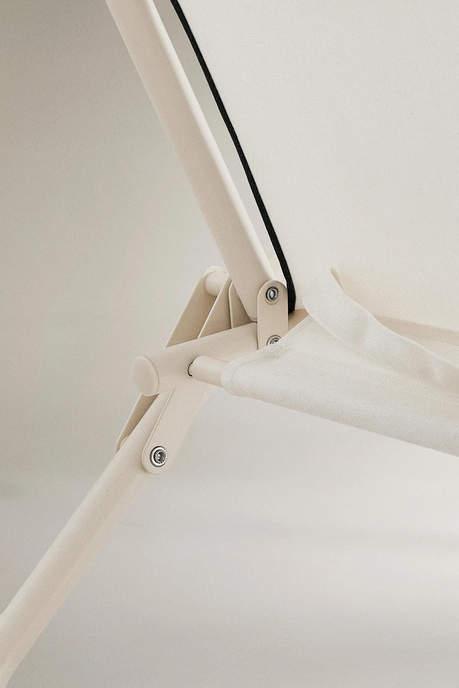 FOLDING BEACH CHAIR WITH WOODEN ARM RESTS