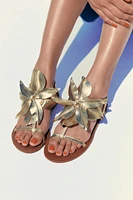 SANDALES PLATES EN CUIR À FLEUR