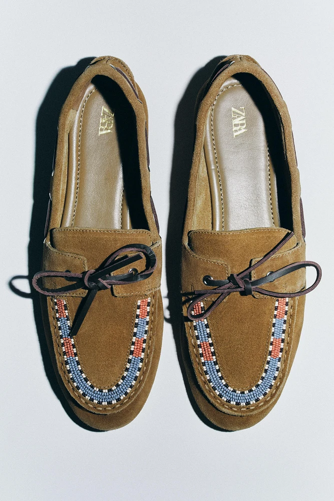 MOCASSINS EN CROÛTE DE CUIR BRODÉS