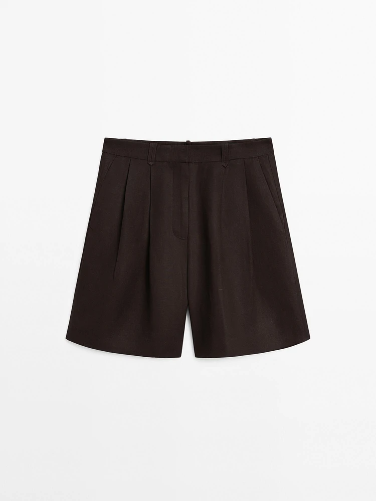 Pleated Bermuda shorts
